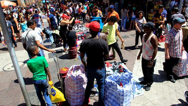 En plena crisis social, el empleo informal registró su mayor alza desde que se inició la medición