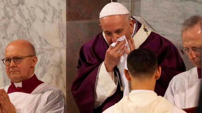 El papa dio negativo a una prueba de coronavirus, según la prensa italiana