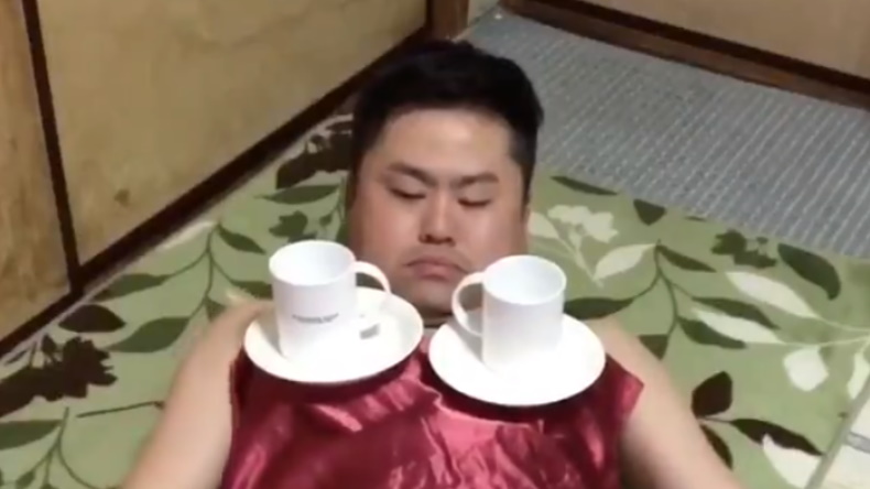 Influencer japonés realizó intervención con tazas por el 