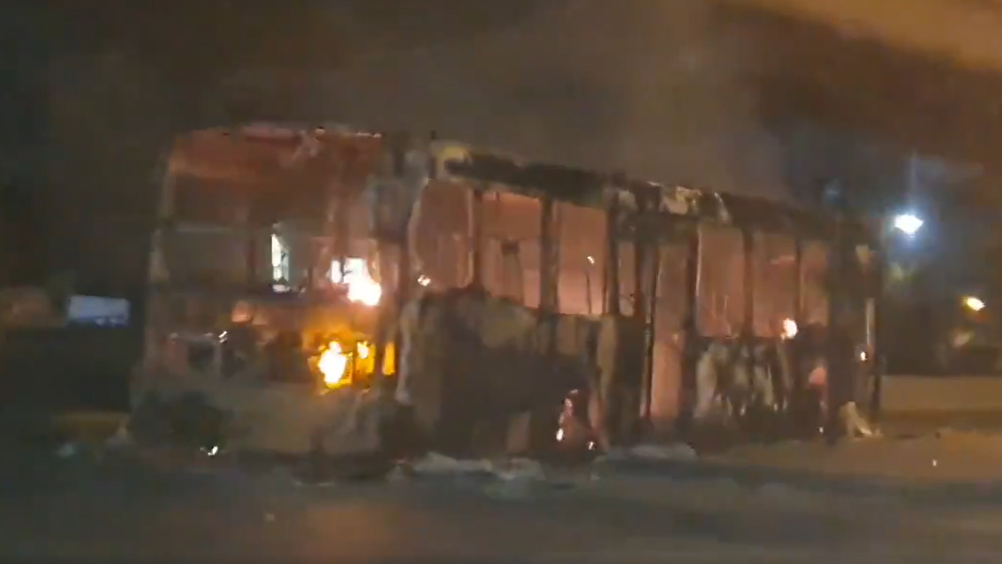 Un bus quemado y enfrentamientos con carabineros cierran violenta jornada de incidentes en Puente Alto