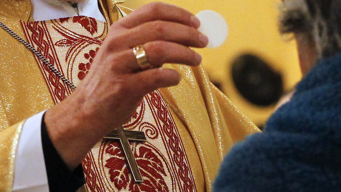 Efecto coronavirus: Iglesias renovarán el agua bendita a diario y la paz se dará a distancia