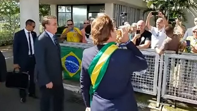Bolsonaro mandó a un imitador a hablar con los periodistas y les repartió plátanos