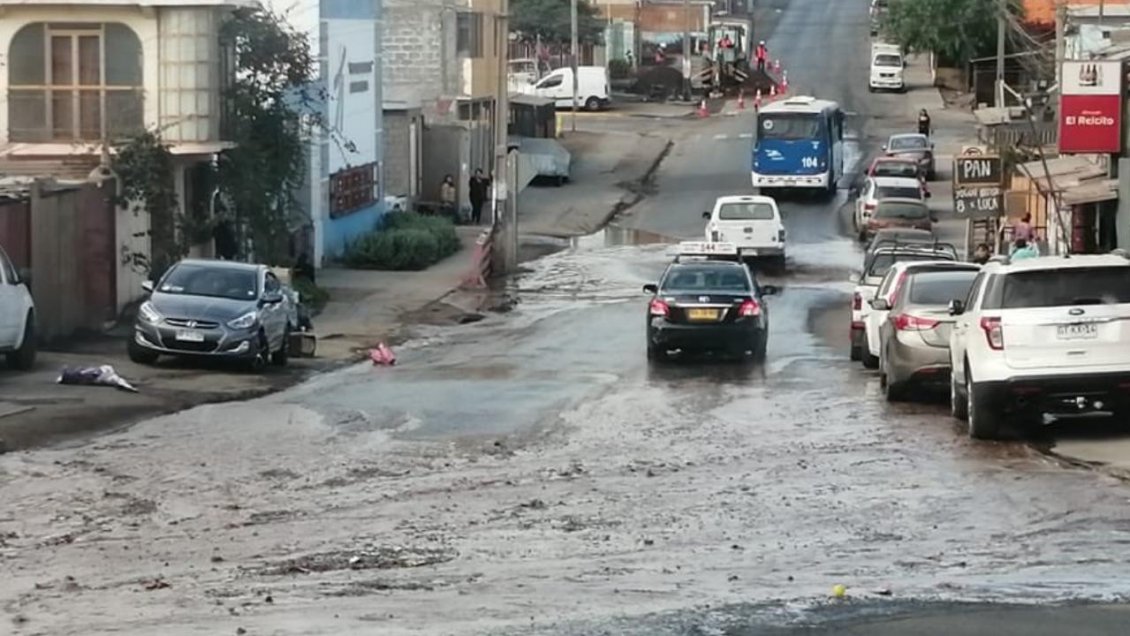 Rotura de matriz en Antofagasta: 11 casas anegadas y 1.710 hogares sin agua