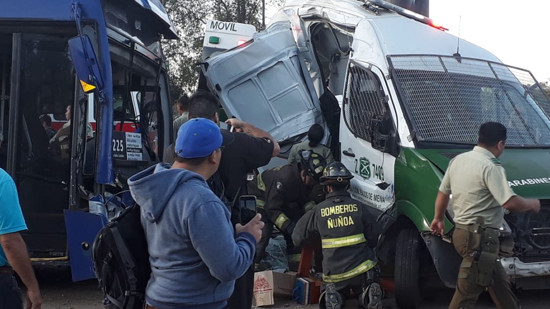 Carabinera quedó herida de gravedad tras colisión entre bus del Transantiago y retén móvil