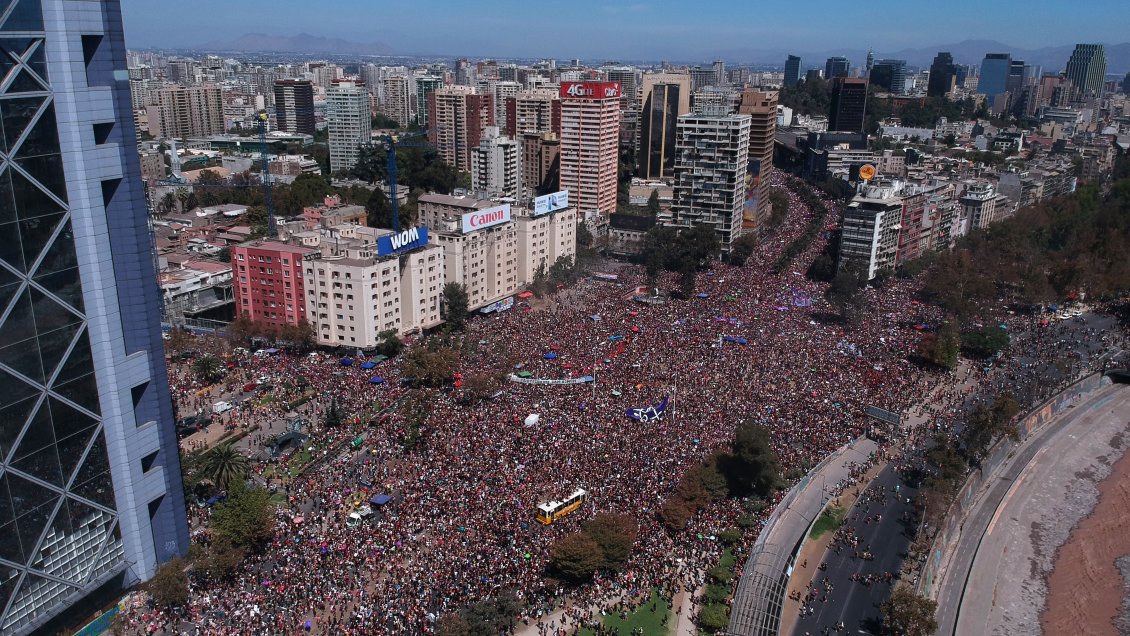 Multitudinaria asistencia marcó el desarrollo de la marcha por el 8M en Santiago