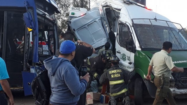 Carabinera quedó herida de gravedad tras colisión entre bus del Transantiago y retén móvil