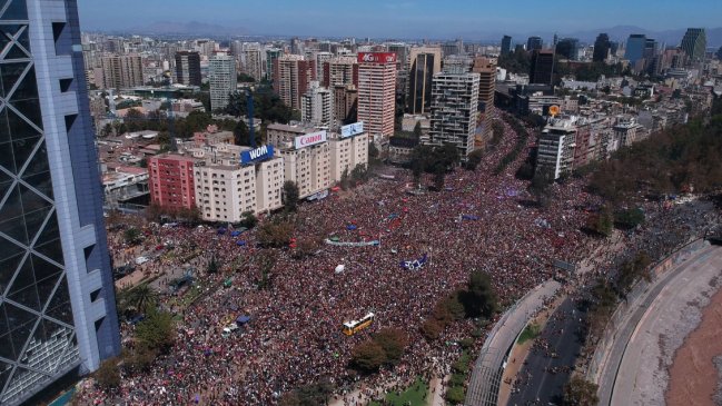 Multitudinaria asistencia marcó el desarrollo de la marcha por el 8M en Santiago