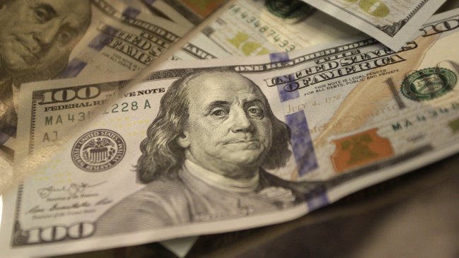 Alza histórica: Dólar supera la barrera de los 840 pesos