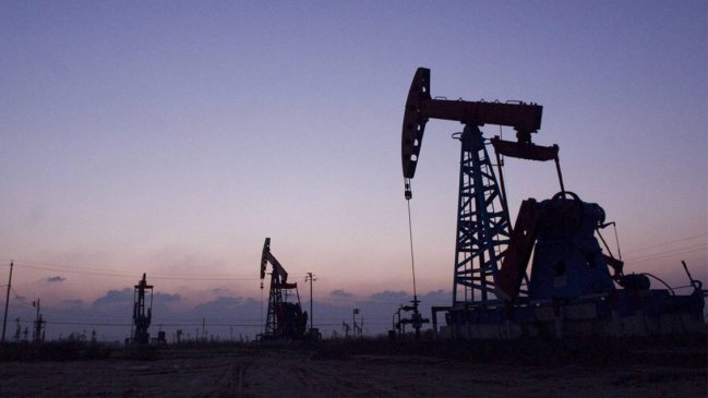 El petróleo se desploma ante el inicio de la guerra de precios y el temor al avance del coronavirus