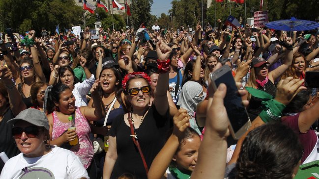 Ministra Rubilar cifró en 800 mil mujeres en marcha del 8M en Santiago