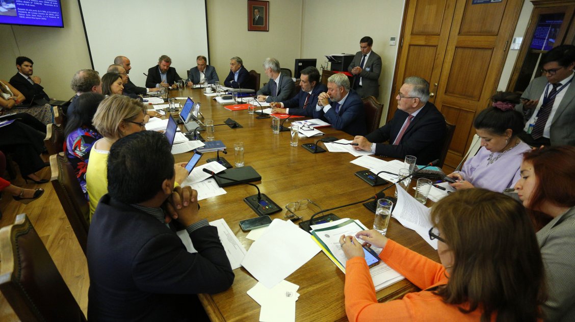 Comisión de Gobierno Interior de la Cámara Baja aprobó reponer voto obligatorio