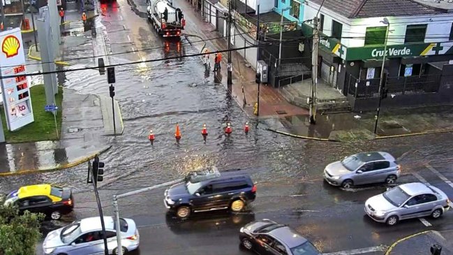 Calles anegadas, tacos y mil clientes sin agua dejó rotura de matriz en el centro de Antofagasta