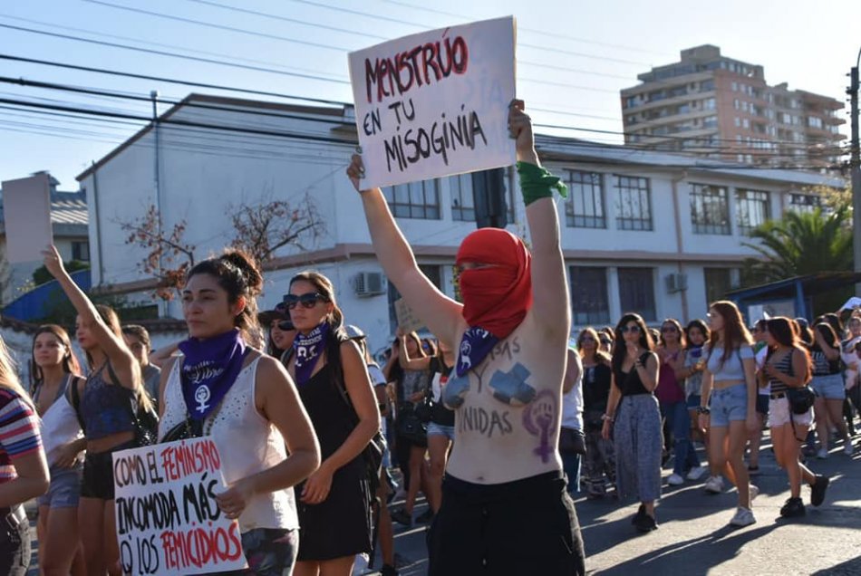 Huelga feminista movilizó a medio millar de mujeres en Chillán y San Carlos