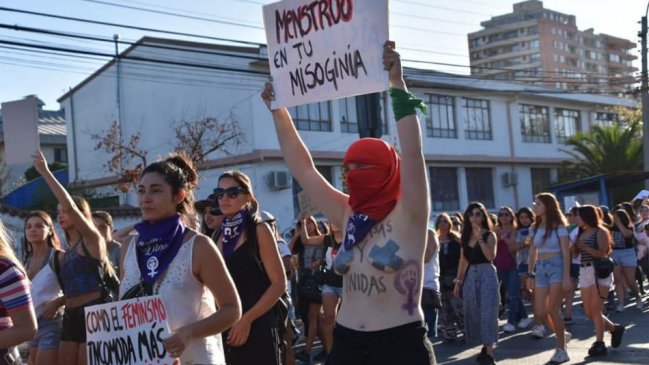 Huelga feminista movilizó a medio millar de mujeres en Chillán y San Carlos