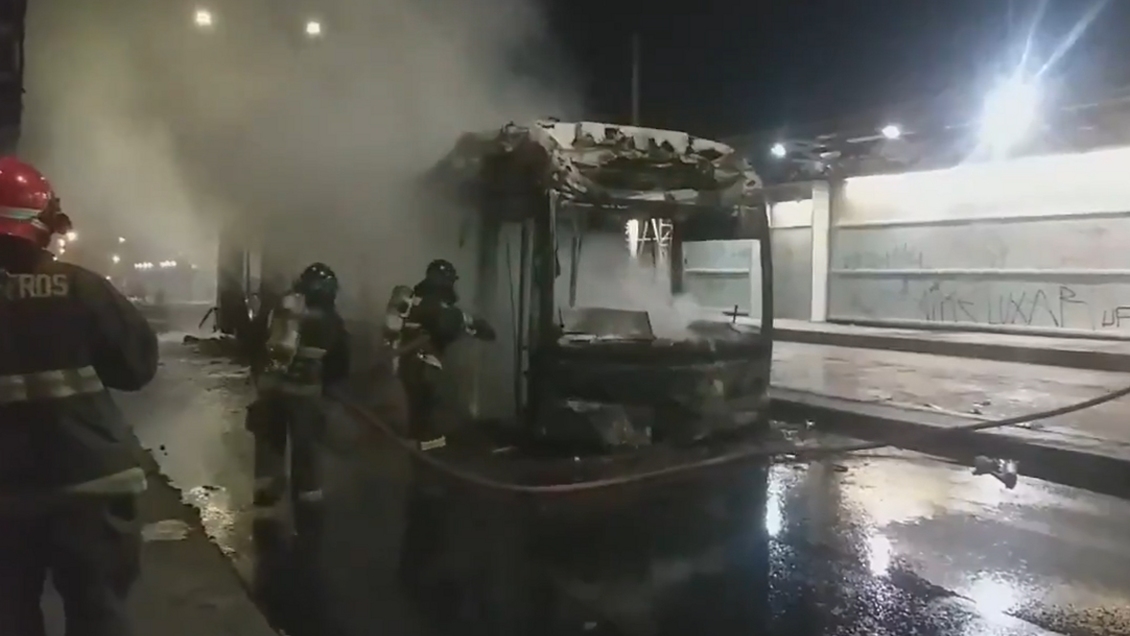 Dos buses del Transantiago quedaron destruidos tras ser incendiados