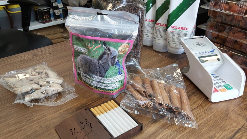 Irán combate el coronavirus con caca de burra y alcohol