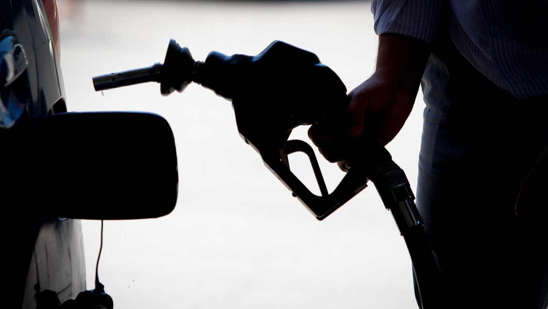 Bencinas bajan sus precios por histórica caída del petróleo