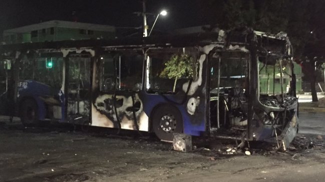 Por segunda noche consecutiva queman bus del Transantiago en San Joaquín