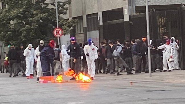 Incidentes en el Instituto Nacional: Estudiantes cortaron parte de la Alameda con barricadas