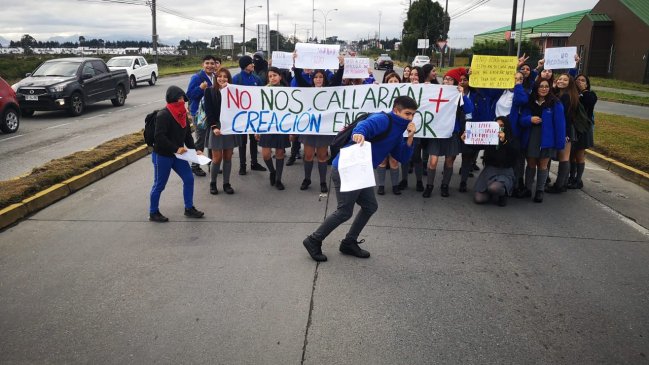 Alumnos de colegio puertomontino funan a profesor acusado de acoso sexual