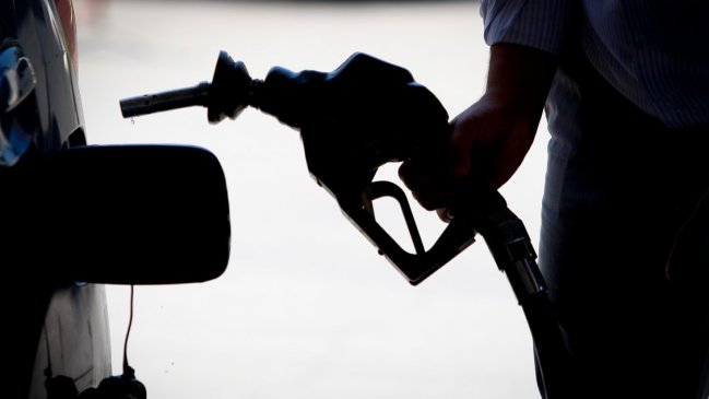 Bencinas bajan sus precios por histórica caída del petróleo