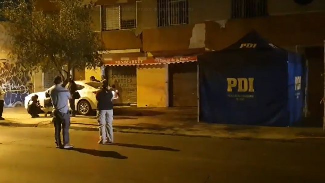 Un hombre murió y una mujer quedó herida por disparo desde una moto en movimiento en Santiago