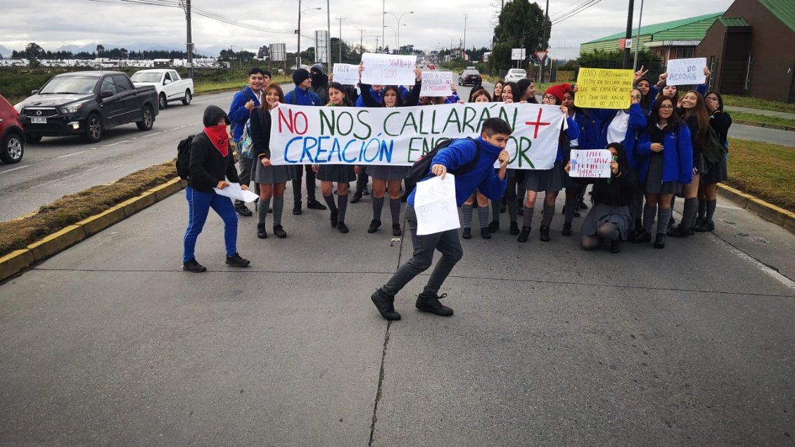 Alumnos de colegio puertomontino funan a profesor acusado de acoso sexual