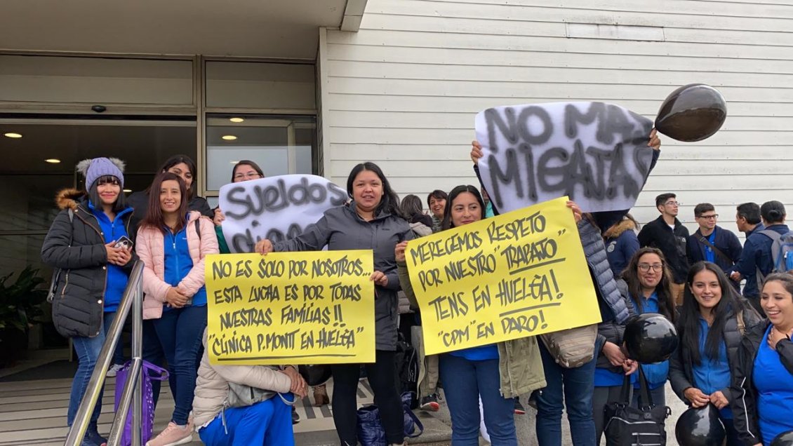 Trabajadores de Clínica Puerto Montt iniciaron huelga en demanda de mejoras salariales