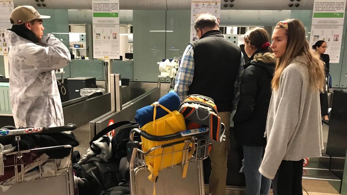 Familia penquista se encuentra varada en España tras suspensión de vuelo por coronavirus