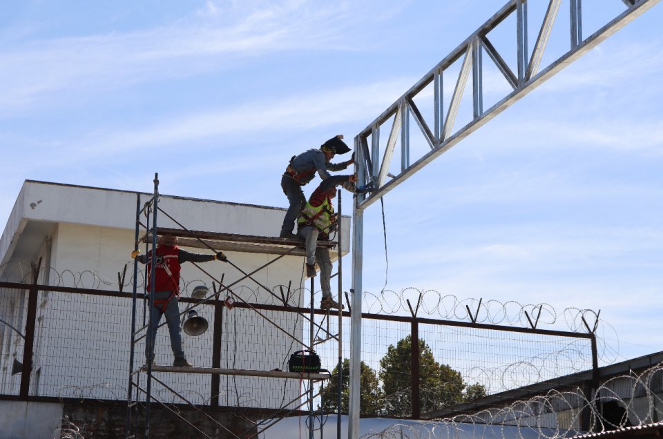 Malla que impedirá lanzar drogas a la Cárcel de Chillán lleva 80% de avance