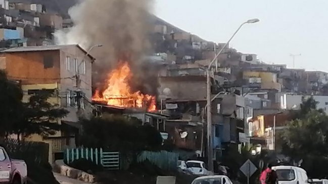 Incendio dejó tres lesionados y 35 damnificados en Antofagasta