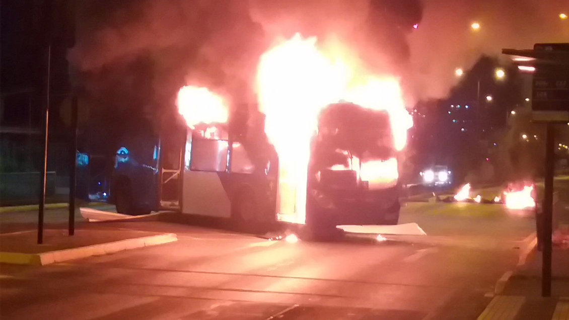 Nuevamente queman bus del Transantiago en La Granja