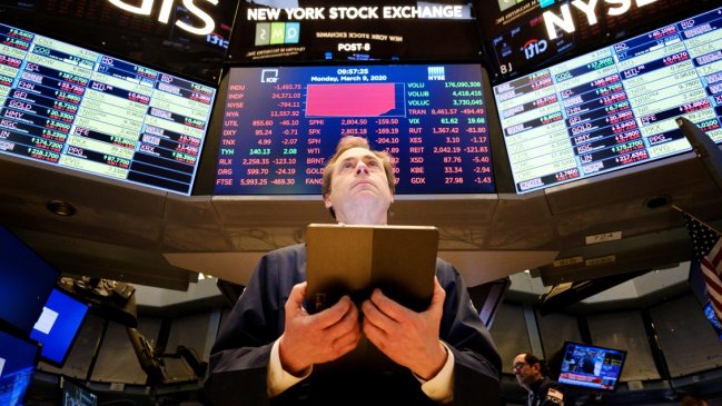 Tras negra jornada en las bolsas por coronavirus, expertos prevén que la volatilidad se mantenga