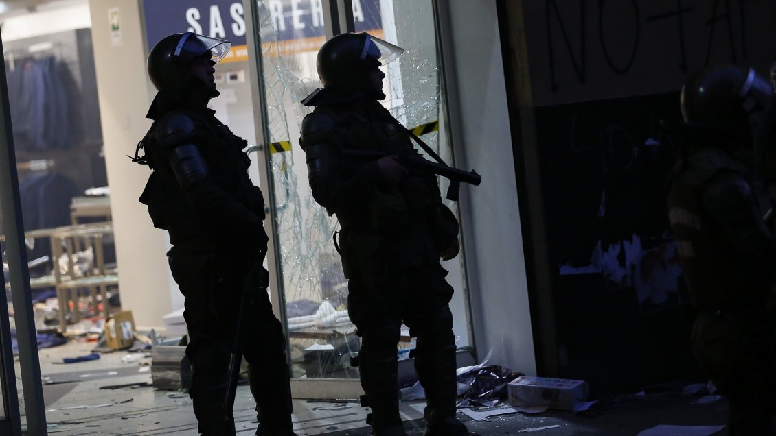 Carabineros detuvo a siete personas tras presunto saqueo a farmacia en Santiago