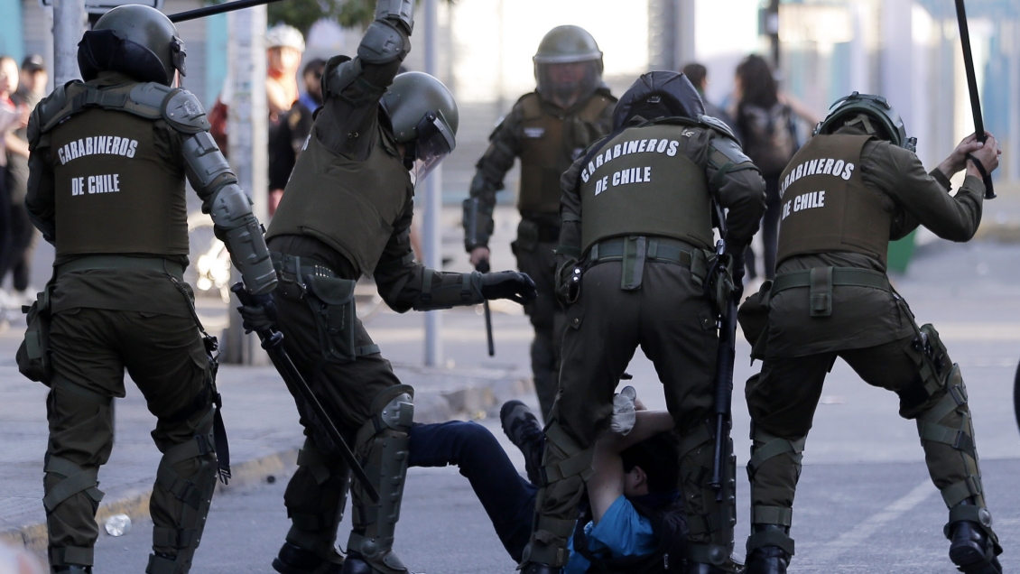 Orden público y DDHH: 54% cree que Carabineros ha actuado con fuerza desproporcionada, según Cadem