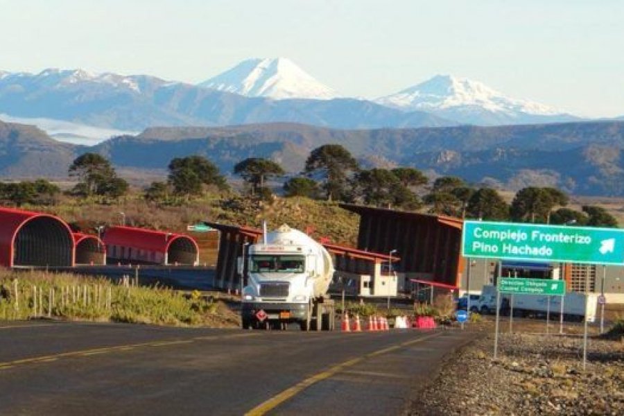 La Araucanía: Intendente explica que transporte de carga seguirá operando, pese al cierre de fronteras