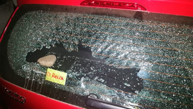 Apuntada con armas y apedreada: Mujer fue víctima de violento portonazo en La Florida