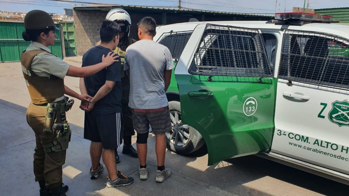 Sujetos acusados de golpear y robarle a una mujer fueron detenidos en Alto Hospicio