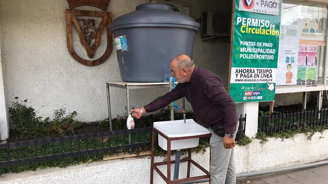 Ante la falta de alcohol gel, Laja dispone lavamanos portátiles en sus calles