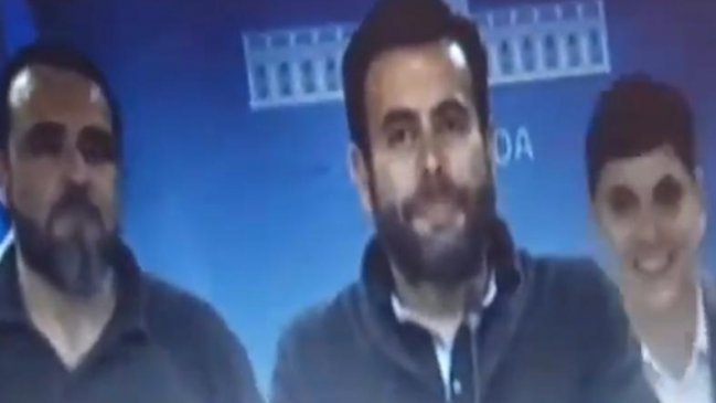 El hipnótico baile que se filtró en la antesala de conferencia del ministro Mañalich