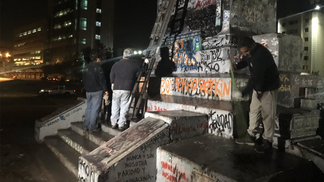 Comenzaron las labores de limpieza y recuperación de estatua del general Baquedano