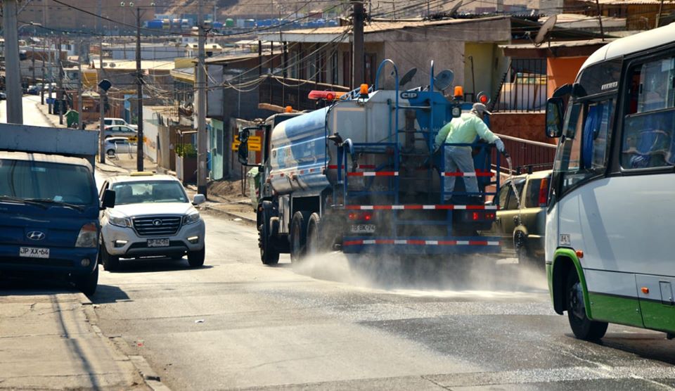 Con 45 mil litros de desinfectante sanitizan calles y veredas de Iquique