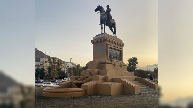 Monumento a Baquedano fue limpiado durante la noche en medio de emergencia por coronavirus