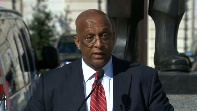 Alcalde estadounidense pide a habitantes que dejen de dispararse porque necesita camas por el Covid-19