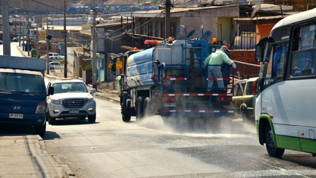 Con 45 mil litros de desinfectante sanitizan calles y veredas de Iquique