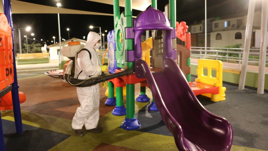 Espacios públicos de Caldera son sanitizados con amonio cuaternario