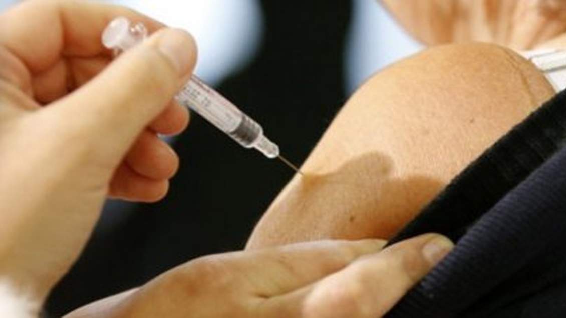 Detienen a sujetos que vendían supuestas vacunas contra la influenza en clínica clandestina