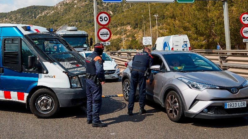 Mujer escupió a policías que la detuvieron y gritó que tenía coronavirus