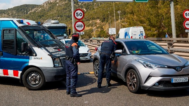 Mujer escupió a policías que la detuvieron y gritó que tenía coronavirus