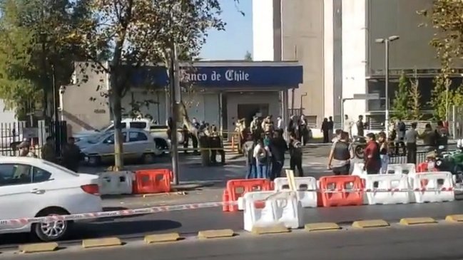 Dos carabineros fueron baleados en asalto a sucursal bancaria en Estación Central